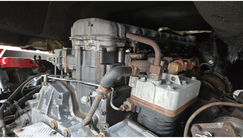Тягач Scania 124 - 360 (POMPE MANUELLE / MANUAL PUMP / BOITE MANUELLE / MANUAL GEARBOX / AIRCO): фото 16