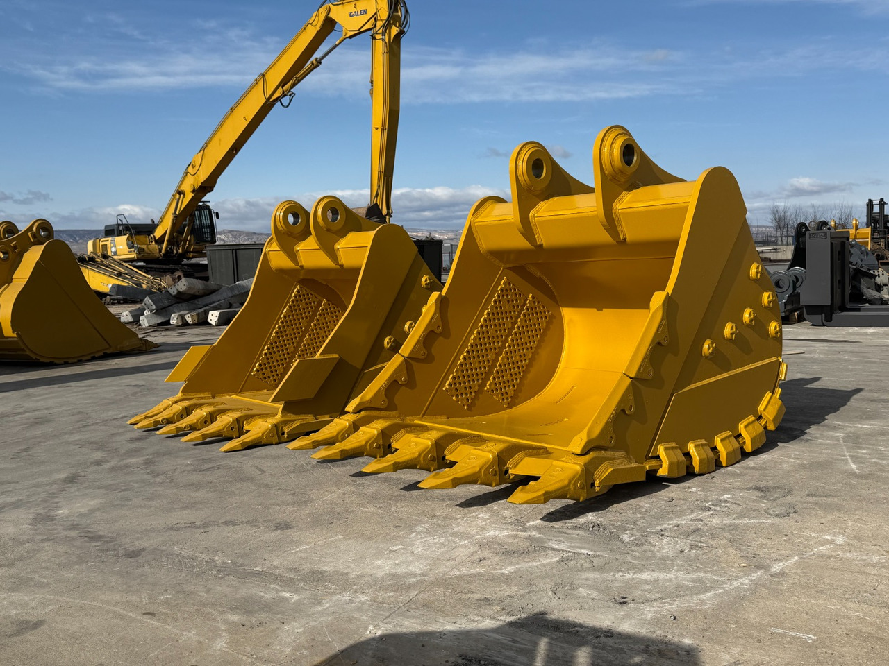 Ківш екскаватора в категорії Гусеничні екскаватори CAT 349 Armored Heavy Duty Bucket: фото 5