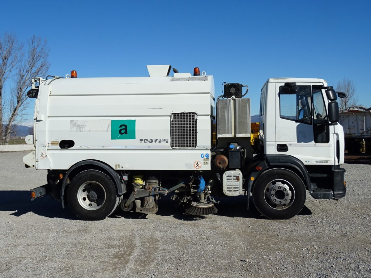 IVECO EUROCARGO 150E22 - Підмітально-прибиральна машина: фото 2 IVECO EUROCARGO 150E22 - Підмітально-прибиральна машина: фото 2