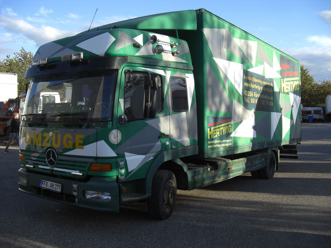 Mercedes-Benz 823L - Вантажівка з закритим кузовом: фото 1 Mercedes-Benz 823L - Вантажівка з закритим кузовом: фото 1