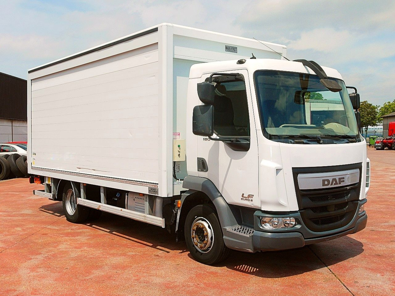 DAF LF 180 12 GETRANKENWAGEN LBW LUFT - Для перевезення напоїв вантажівка: фото 2 DAF LF 180 12 GETRANKENWAGEN LBW LUFT - Для перевезення напоїв вантажівка: фото 2