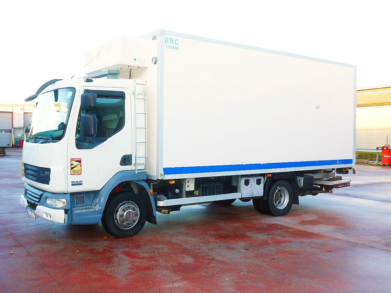 DAF LF 45.160 ISOTHERM KOFFER LADEBORDWAND - Рефрижератор вантажівка: фото 4 DAF LF 45.160 ISOTHERM KOFFER LADEBORDWAND - Рефрижератор вантажівка: фото 4
