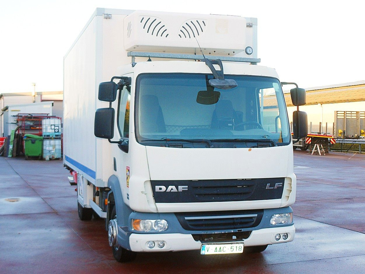 DAF LF 45.160 ISOTHERM KOFFER LADEBORDWAND - Рефрижератор вантажівка: фото 1 DAF LF 45.160 ISOTHERM KOFFER LADEBORDWAND - Рефрижератор вантажівка: фото 1
