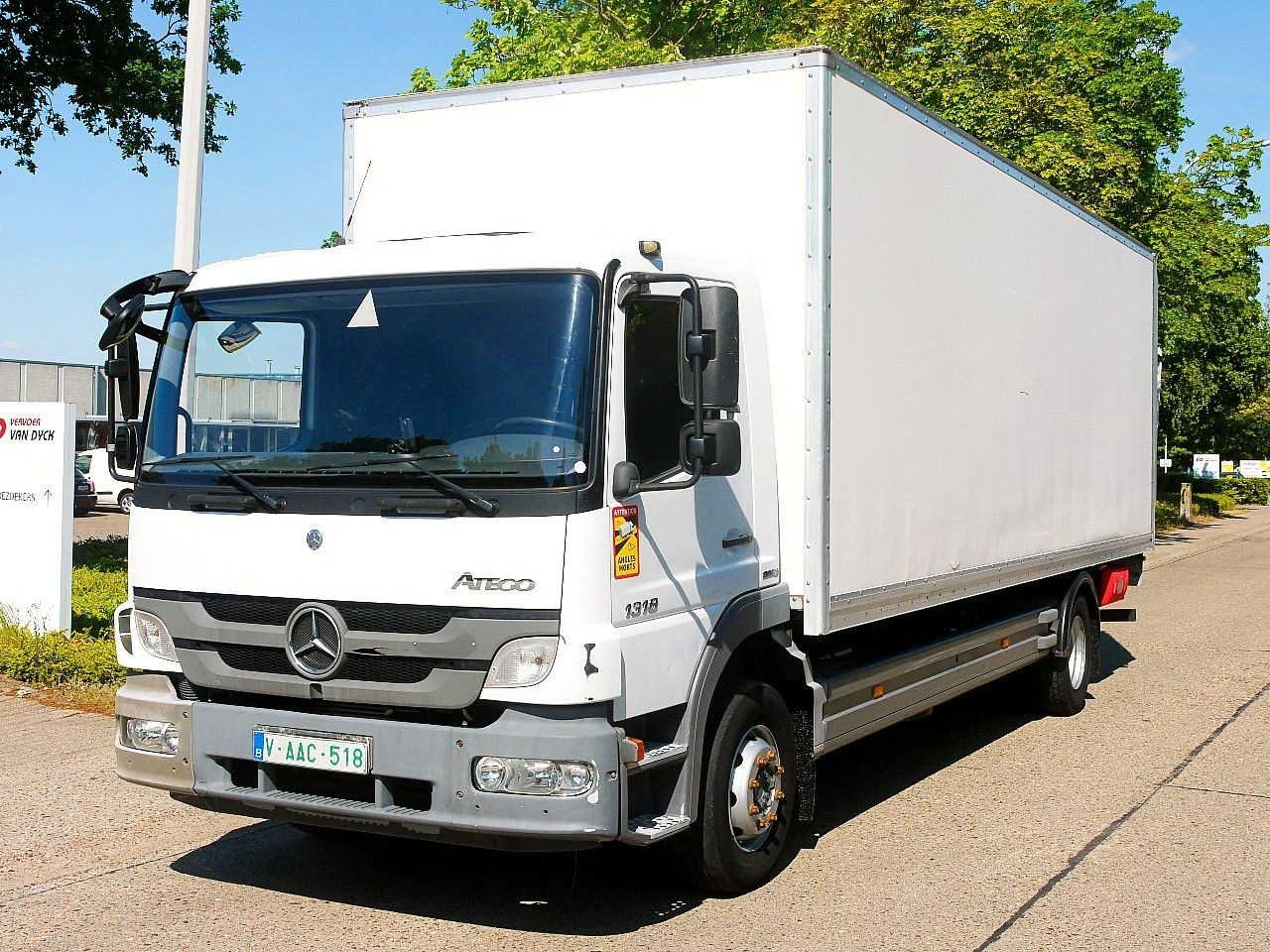Mercedes-Benz 1318 ATEGO MEUBEL KOFFER LBW MANUAL LUFTFEDERNG - Вантажівка з закритим кузовом: фото 1 Mercedes-Benz 1318 ATEGO MEUBEL KOFFER LBW MANUAL LUFTFEDERNG - Вантажівка з закритим кузовом: фото 1