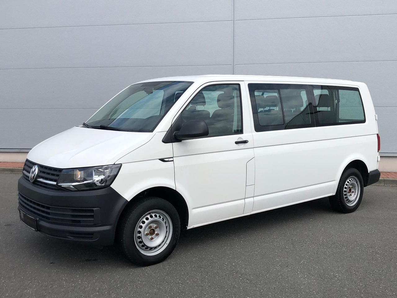 Volkswagen T6 Transporter 2.0 TDI Kombi lang 9-SITZE TEMP - Мікроавтобус, Пасажирський фургон: фото 1 Volkswagen T6 Transporter 2.0 TDI Kombi lang 9-SITZE TEMP - Мікроавтобус, Пасажирський фургон: фото 1