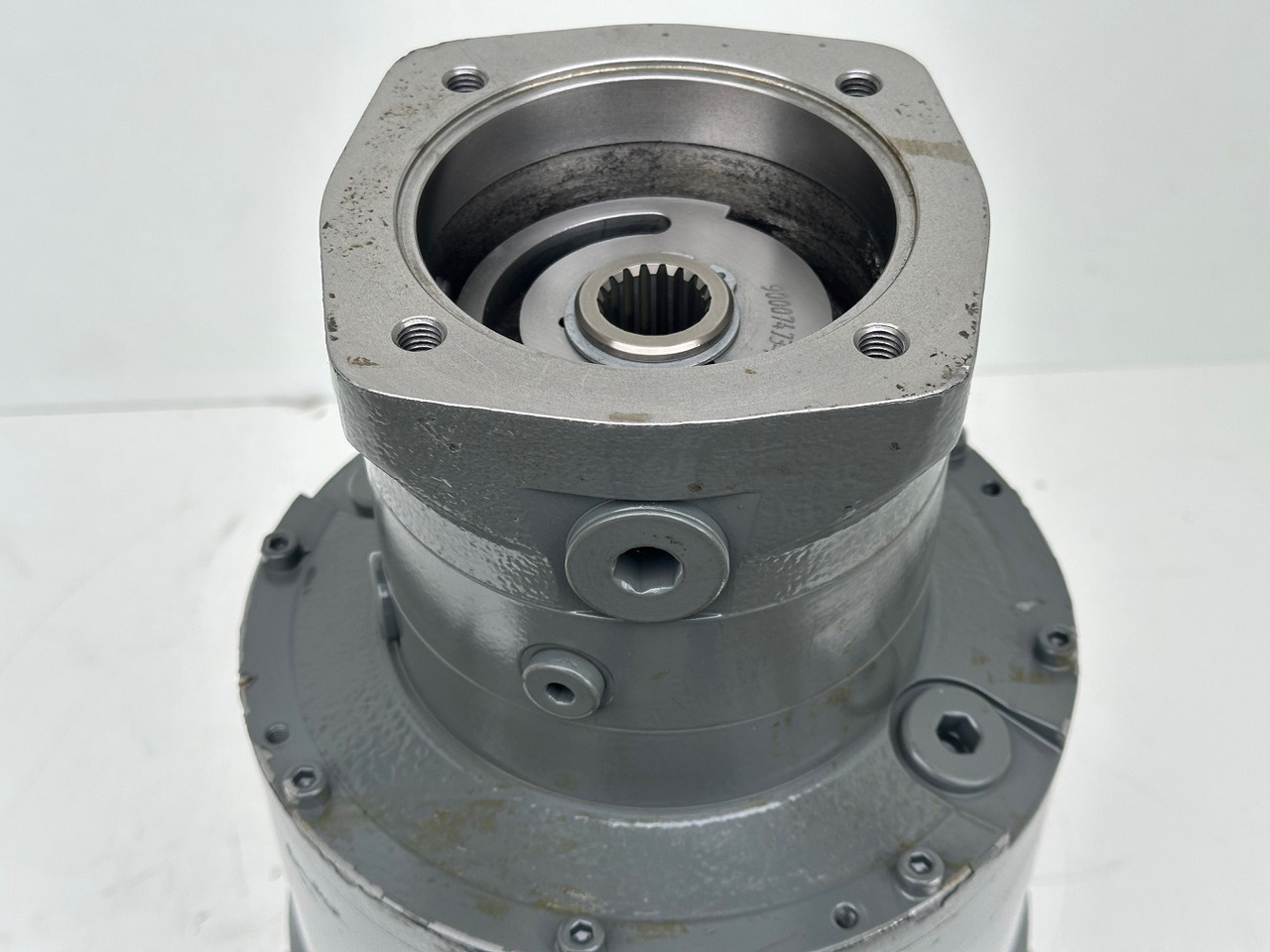 Liebherr Liebherr Drehwerkantrieb Typ:DAT200/1455 mit ID-Nr.13763178 - ID-Nr.13777972. #13763178.545-01216# - Поворотний редуктор в категорії Гусеничні крани: фото 4 Liebherr Liebherr Drehwerkantrieb Typ:DAT200/1455 mit ID-Nr.13763178 - ID-Nr.13777972. #13763178.545-01216# - Поворотний редуктор в категорії Гусеничні крани: фото 4