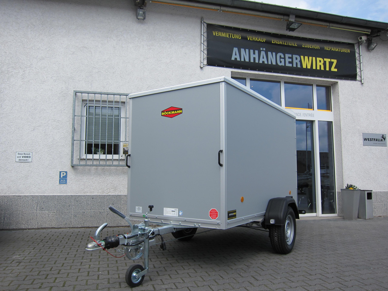 Böckmann Koffer KT 2513/135 251x130x152cm grau (S) 1350kg AKTION Modell 24 - Закритий кузов причіп: фото 1 Böckmann Koffer KT 2513/135 251x130x152cm grau (S) 1350kg AKTION Modell 24 - Закритий кузов причіп: фото 1