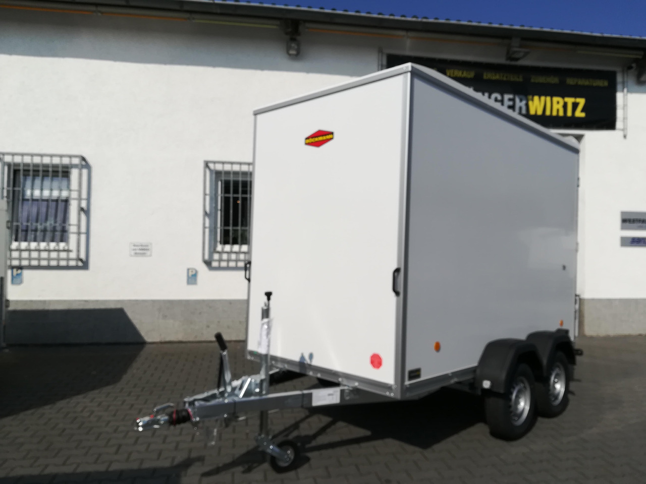 Böckmann Koffer KT 3015/20 H weiß glatt 301x150x202cm (M) 2000kg Modell 2023 - Закритий кузов причіп: фото 1 Böckmann Koffer KT 3015/20 H weiß glatt 301x150x202cm (M) 2000kg Modell 2023 - Закритий кузов причіп: фото 1