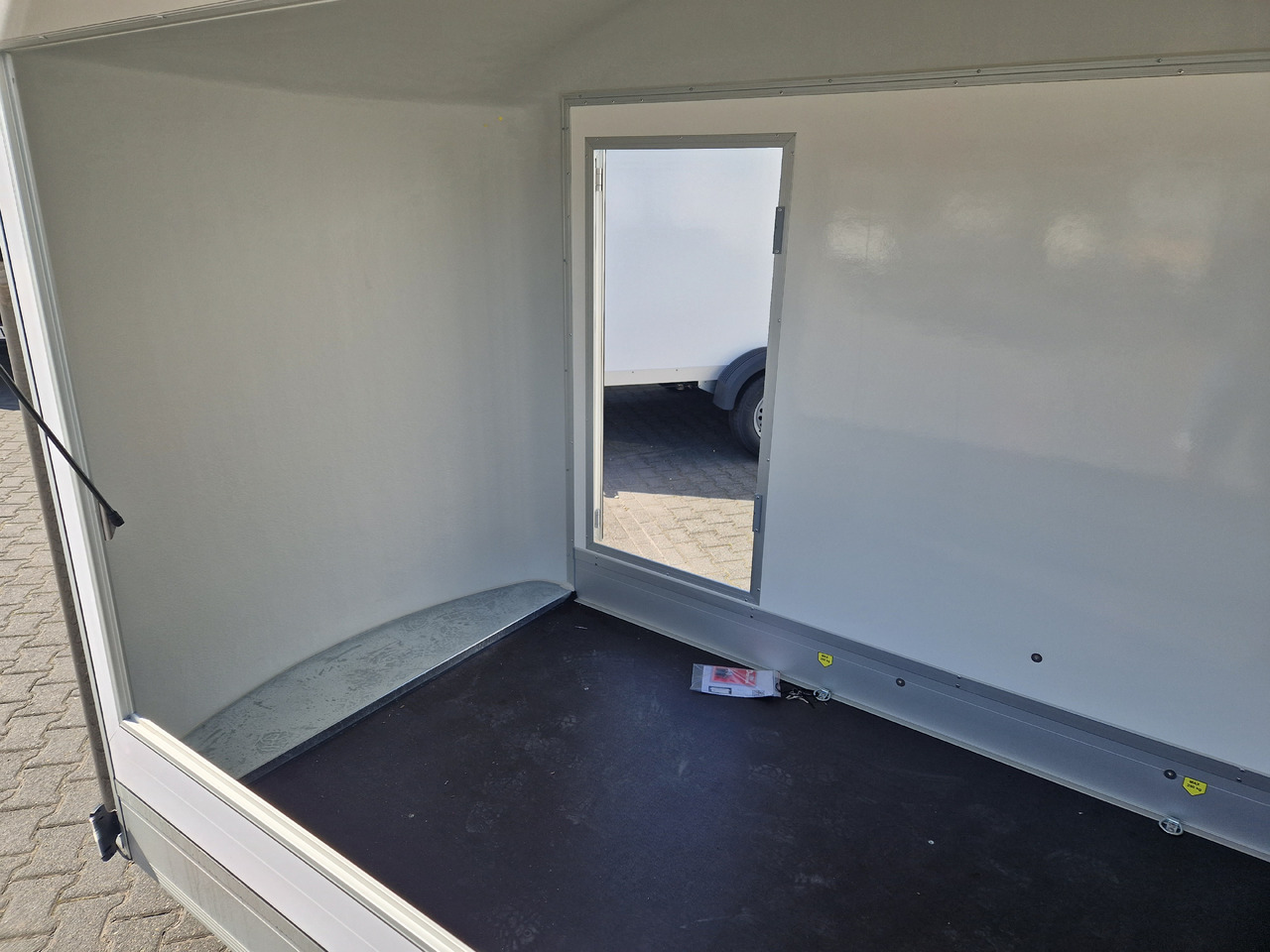 Cargo Roadster 300 300x150x184cm Sandwich weiß Poly black Seitenklappe &Tür Alufelgen 1300kg Pullman - Торговий причіп: фото 4 Cargo Roadster 300 300x150x184cm Sandwich weiß Poly black Seitenklappe &Tür Alufelgen 1300kg Pullman - Торговий причіп: фото 4