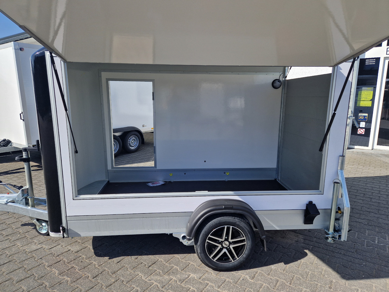 Cargo Roadster 300 300x150x184cm Sandwich weiß Poly black Seitenklappe &Tür Alufelgen 1300kg Pullman - Торговий причіп: фото 2 Cargo Roadster 300 300x150x184cm Sandwich weiß Poly black Seitenklappe &Tür Alufelgen 1300kg Pullman - Торговий причіп: фото 2