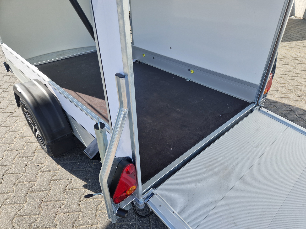 Торговий причіп Cargo Roadster 300 300x150x184cm Sandwich weiß Poly black Seitenklappe &Tür Alufelgen 1300kg Pullman: фото 8 Торговий причіп Cargo Roadster 300 300x150x184cm Sandwich weiß Poly black Seitenklappe &Tür Alufelgen 1300kg Pullman: фото 8