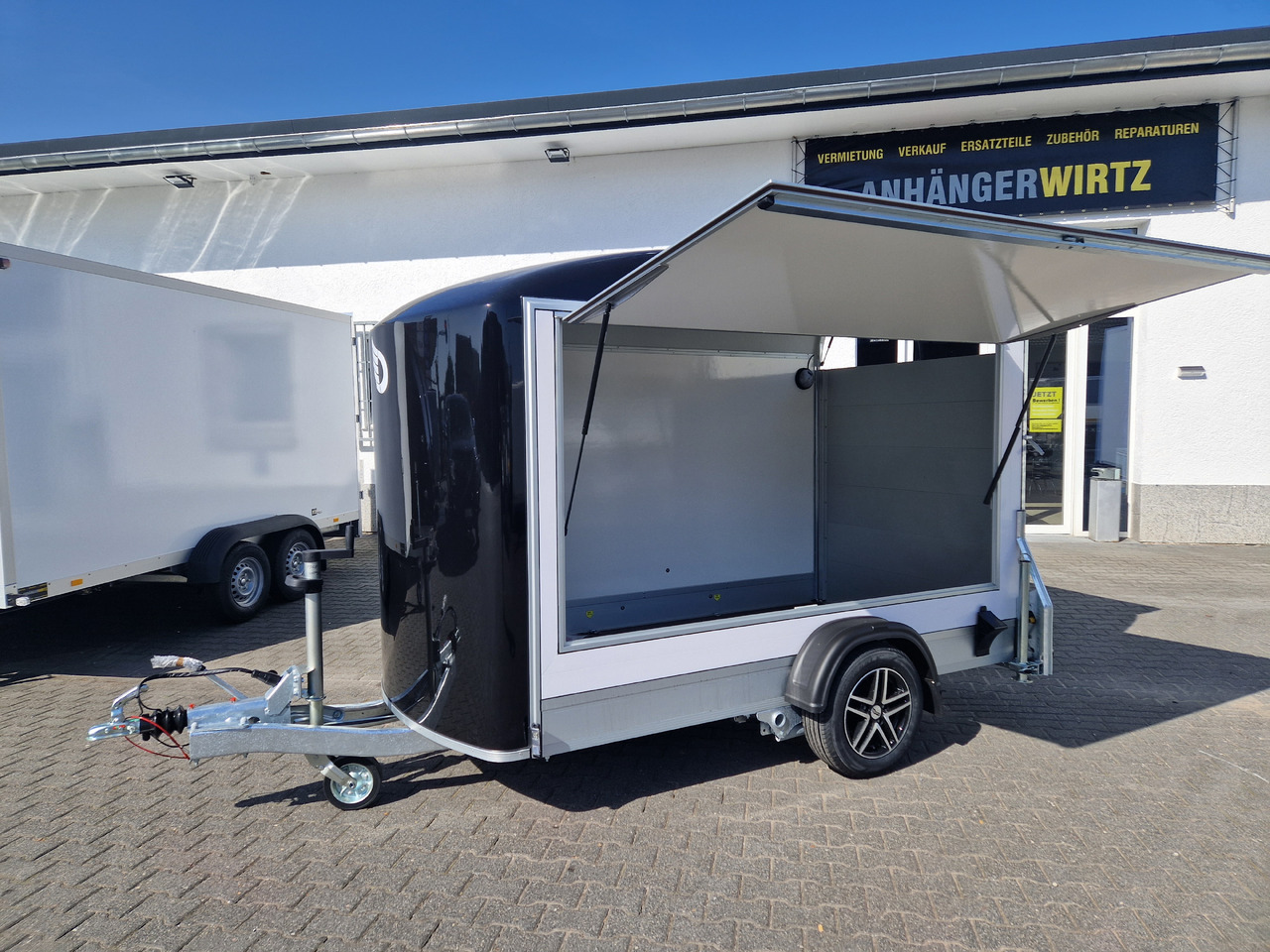 Cargo Roadster 300 300x150x184cm Sandwich weiß Poly black Seitenklappe &Tür Alufelgen 1300kg Pullman - Торговий причіп: фото 1 Cargo Roadster 300 300x150x184cm Sandwich weiß Poly black Seitenklappe &Tür Alufelgen 1300kg Pullman - Торговий причіп: фото 1