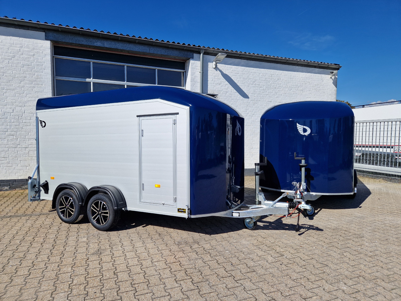 Cargo Roadster 700 plus 375x180x200cm Alu Poly kingblue Seitentür Alufelgen darkline Pullman 2600kg - Закритий кузов причіп: фото 1 Cargo Roadster 700 plus 375x180x200cm Alu Poly kingblue Seitentür Alufelgen darkline Pullman 2600kg - Закритий кузов причіп: фото 1
