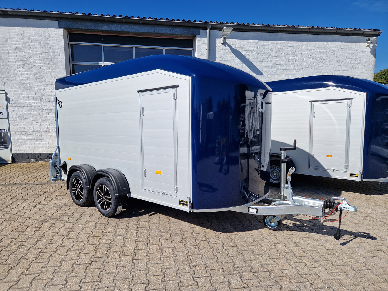 Cargo Roadster 700 plus 375x180x200cm Alu Poly kingblue Seitentür Alufelgen darkline Pullman 2600kg - Закритий кузов причіп: фото 2 Cargo Roadster 700 plus 375x180x200cm Alu Poly kingblue Seitentür Alufelgen darkline Pullman 2600kg - Закритий кузов причіп: фото 2
