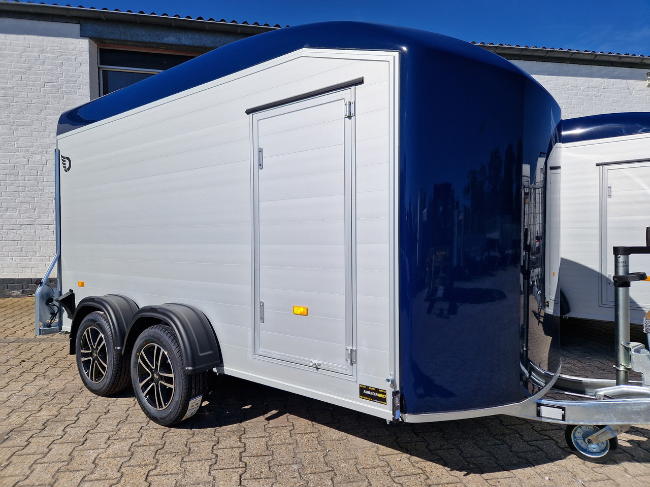 Cargo Roadster 700 plus 375x180x200cm Alu Poly kingblue Seitentür Alufelgen darkline Pullman 2600kg - Закритий кузов причіп: фото 3 Cargo Roadster 700 plus 375x180x200cm Alu Poly kingblue Seitentür Alufelgen darkline Pullman 2600kg - Закритий кузов причіп: фото 3