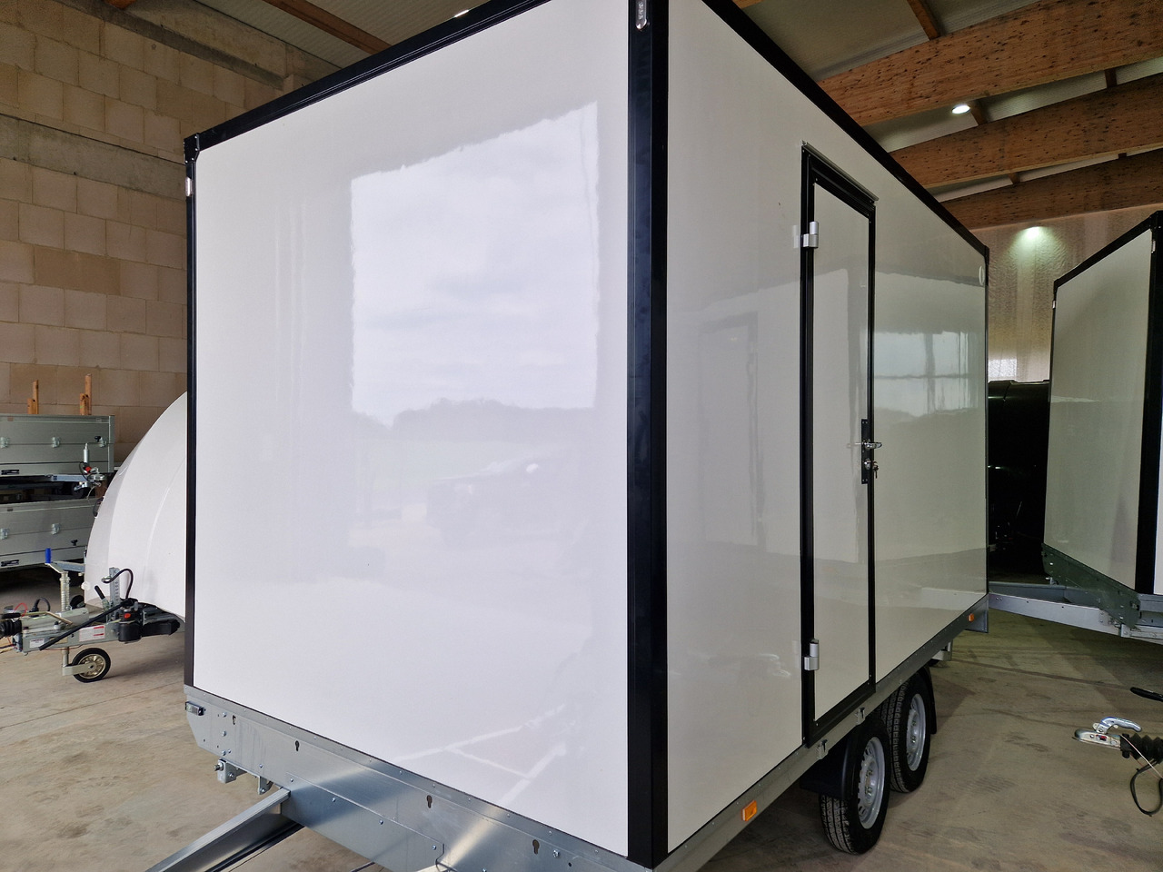 Event Trailer Bühne Schowroom 410x220x220cm Treppe Tür LED Beleuchtung 2000kg - Торговий причіп: фото 5 Event Trailer Bühne Schowroom 410x220x220cm Treppe Tür LED Beleuchtung 2000kg - Торговий причіп: фото 5