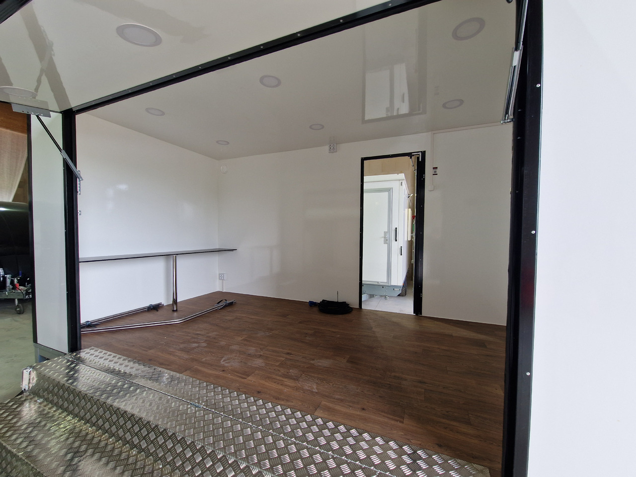 Event Trailer Bühne Schowroom 410x220x220cm Treppe Tür LED Beleuchtung 2000kg - Торговий причіп: фото 3 Event Trailer Bühne Schowroom 410x220x220cm Treppe Tür LED Beleuchtung 2000kg - Торговий причіп: фото 3