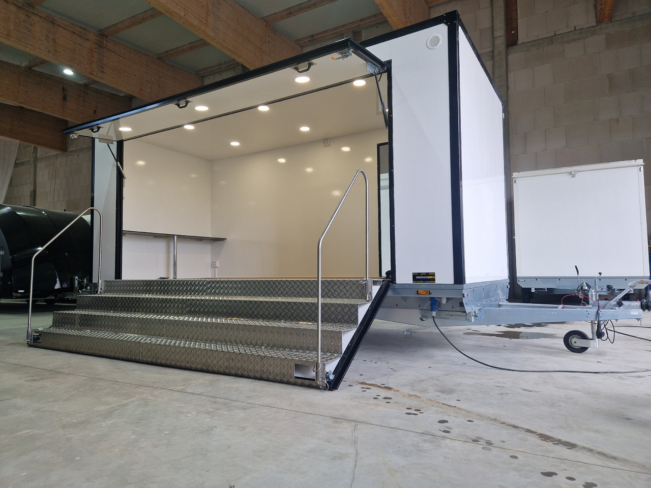 Event Trailer Bühne Schowroom 510x220x220cm 230V Licht Tür + Treppenzugang 2000kg - Торговий причіп: фото 5 Event Trailer Bühne Schowroom 510x220x220cm 230V Licht Tür + Treppenzugang 2000kg - Торговий причіп: фото 5