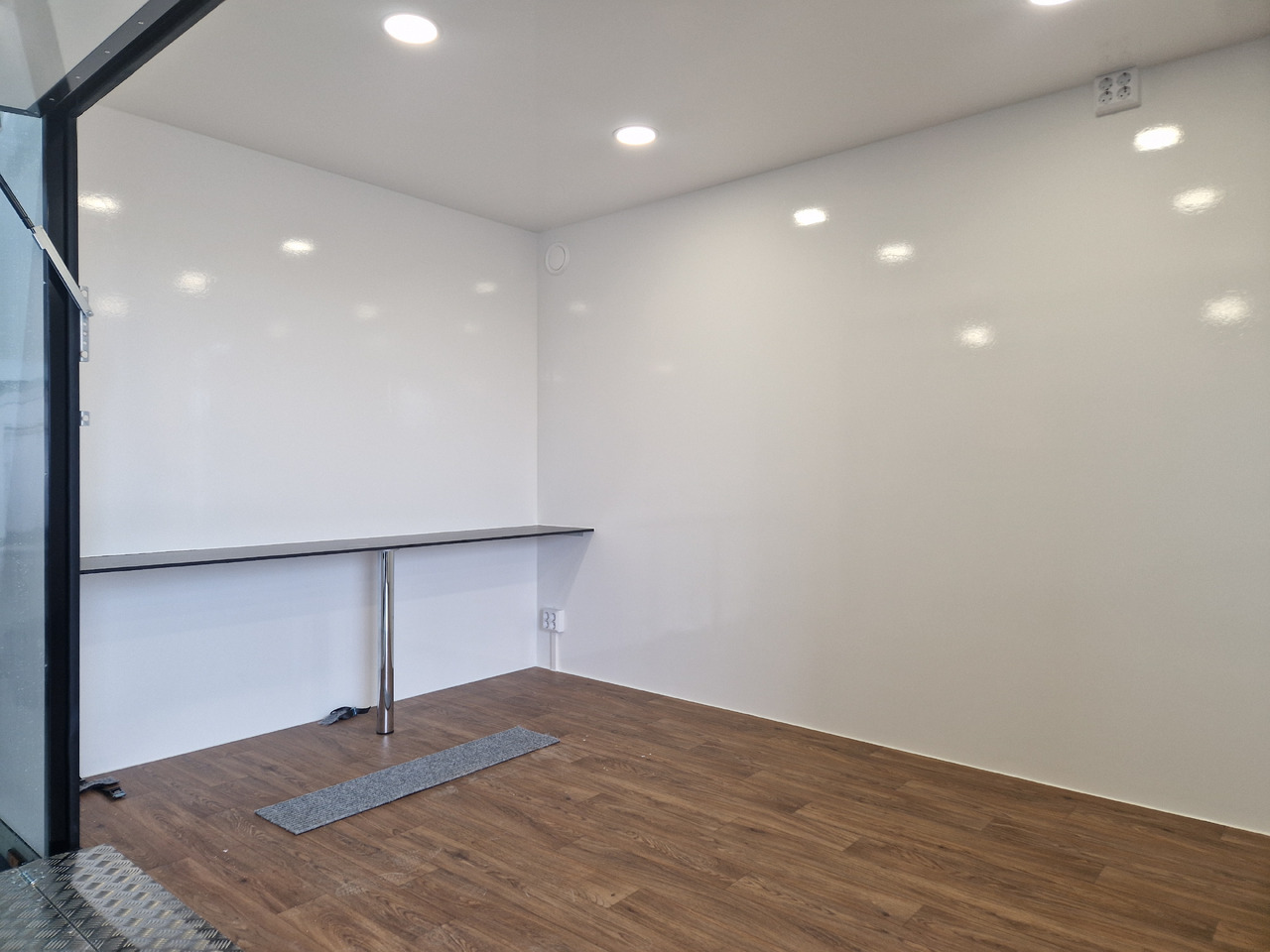 Event Trailer Bühne Schowroom 610x220x220cm 230V Licht Tür + Treppenzugang 2000kg - Торговий причіп: фото 3 Event Trailer Bühne Schowroom 610x220x220cm 230V Licht Tür + Treppenzugang 2000kg - Торговий причіп: фото 3