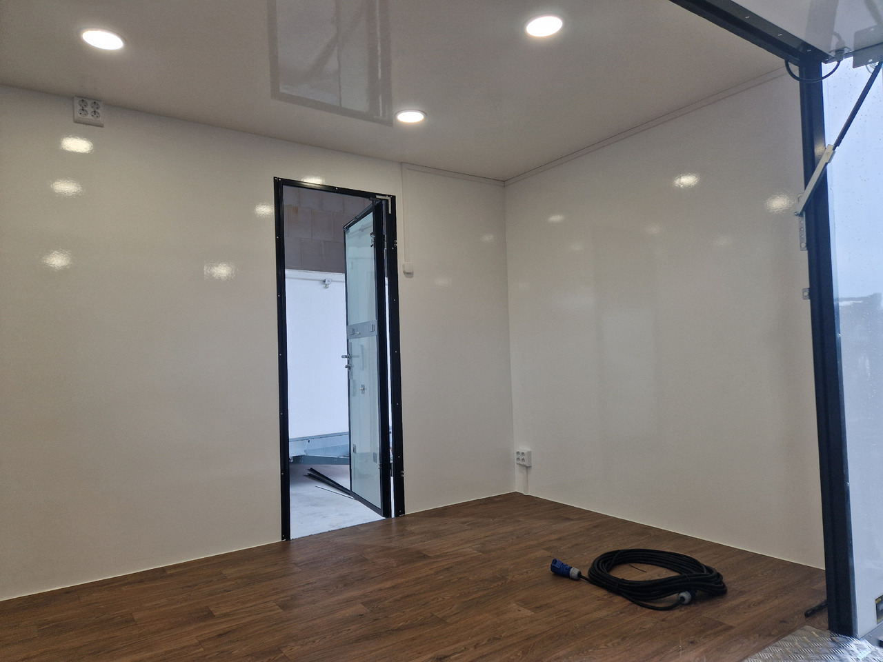 Event Trailer Bühne Schowroom 610x220x220cm 230V Licht Tür + Treppenzugang 2000kg - Торговий причіп: фото 4 Event Trailer Bühne Schowroom 610x220x220cm 230V Licht Tür + Treppenzugang 2000kg - Торговий причіп: фото 4