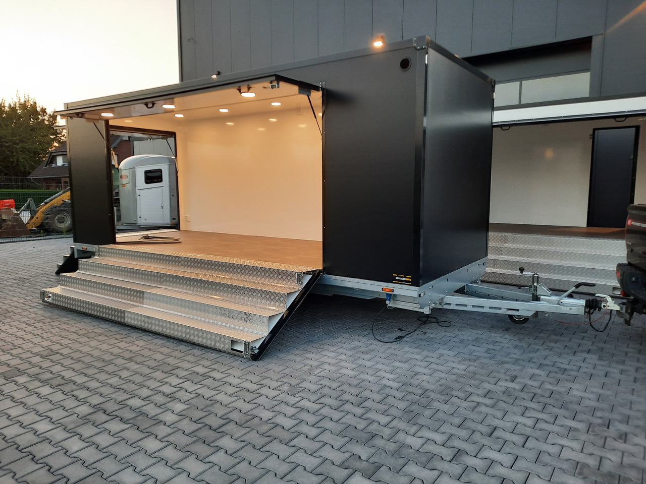 Event Trailer Bühne Schowroom 610x220x220cm black Tür 2 fach Treppenzugang 13" 2700kg - Торговий причіп: фото 2 Event Trailer Bühne Schowroom 610x220x220cm black Tür 2 fach Treppenzugang 13" 2700kg - Торговий причіп: фото 2
