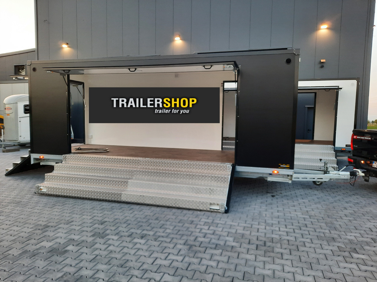 Торговий причіп Event Trailer Bühne Schowroom 610x220x220cm black Tür 2 fach Treppenzugang 13" 2700kg: фото 7