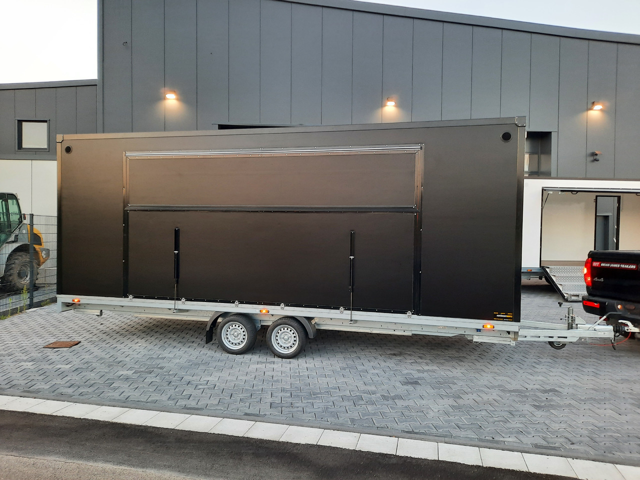 Event Trailer Bühne Schowroom 610x220x220cm black Tür 2 fach Treppenzugang 13" 2700kg - Торговий причіп: фото 5 Event Trailer Bühne Schowroom 610x220x220cm black Tür 2 fach Treppenzugang 13" 2700kg - Торговий причіп: фото 5