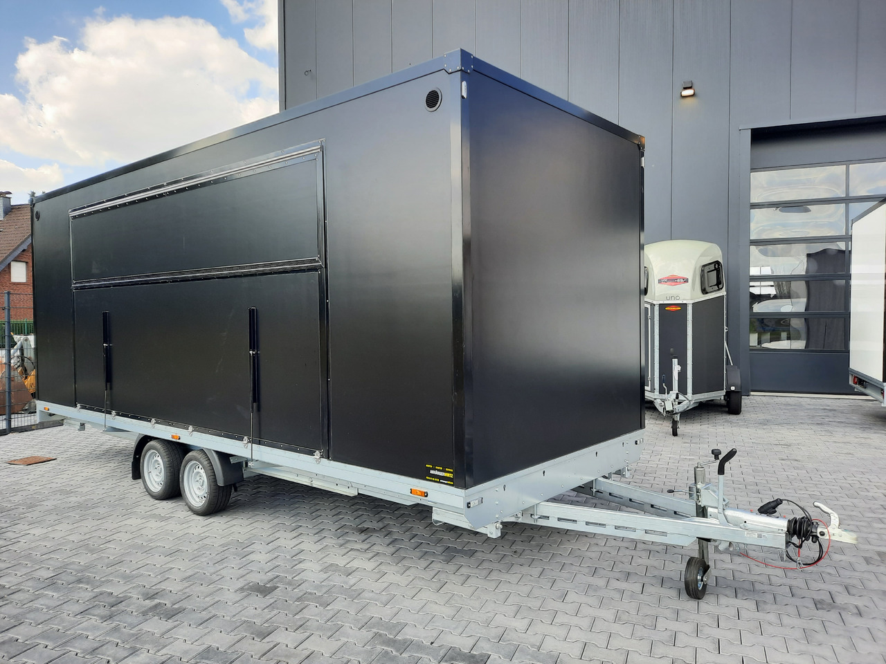Event Trailer Bühne Schowroom 610x220x220cm black Tür 2 fach Treppenzugang 13" 2700kg - Торговий причіп: фото 3 Event Trailer Bühne Schowroom 610x220x220cm black Tür 2 fach Treppenzugang 13" 2700kg - Торговий причіп: фото 3
