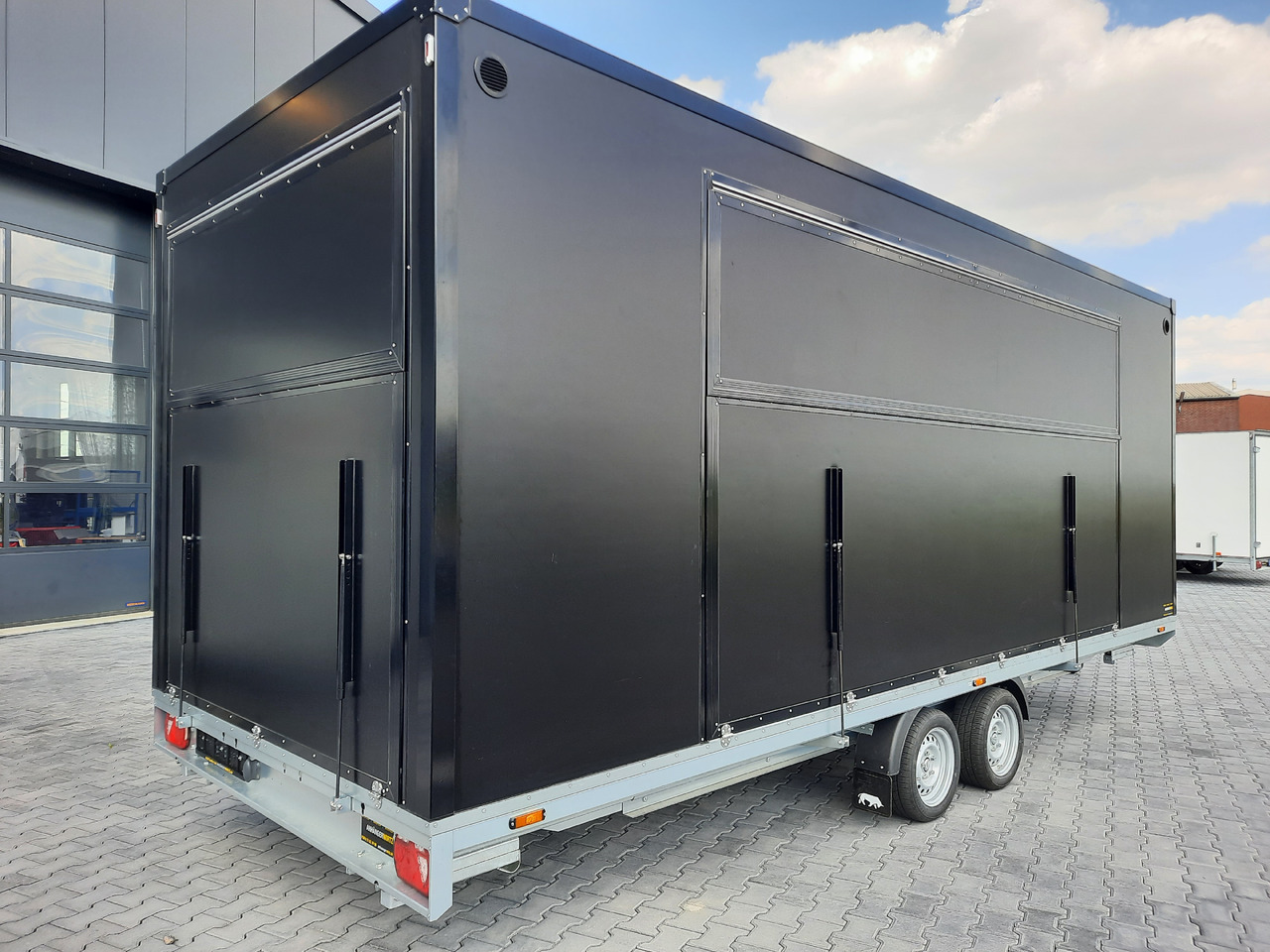 Event Trailer Bühne Schowroom 610x220x220cm black Tür 2 fach Treppenzugang 13" 2700kg - Торговий причіп: фото 4 Event Trailer Bühne Schowroom 610x220x220cm black Tür 2 fach Treppenzugang 13" 2700kg - Торговий причіп: фото 4