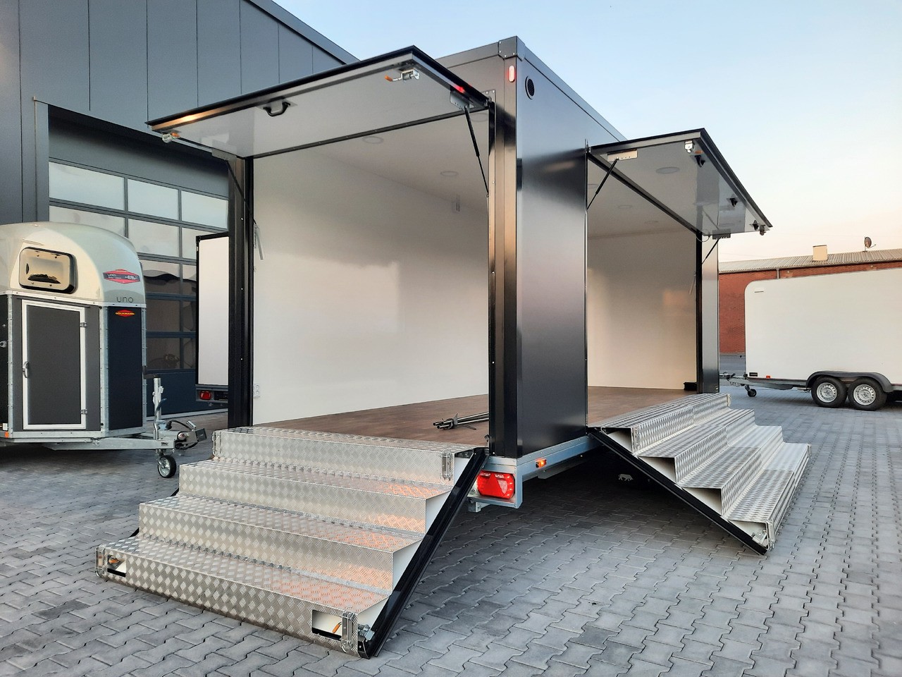 Торговий причіп Event Trailer Bühne Schowroom 610x220x220cm black Tür 2 fach Treppenzugang 13" 2700kg: фото 9