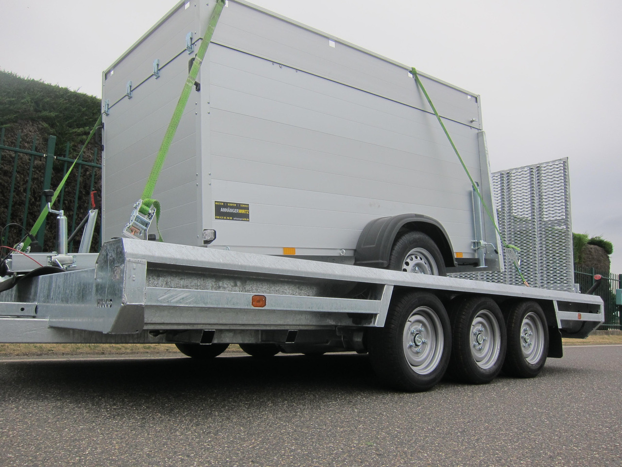 HULCO TERRAX Aluboden 394x180x27cm Heckrampe 150cm Tridem (XL) 3500kg - Причіп для перевезення спецтехніки: фото 5 HULCO TERRAX Aluboden 394x180x27cm Heckrampe 150cm Tridem (XL) 3500kg - Причіп для перевезення спецтехніки: фото 5