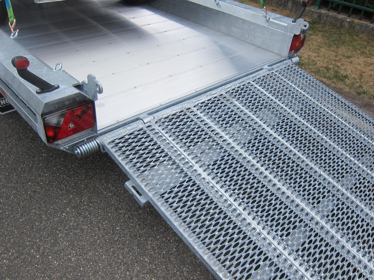 HULCO TERRAX Aluboden 394x180x27cm Heckrampe 150cm Tridem (XL) 3500kg - Причіп для перевезення спецтехніки: фото 2 HULCO TERRAX Aluboden 394x180x27cm Heckrampe 150cm Tridem (XL) 3500kg - Причіп для перевезення спецтехніки: фото 2