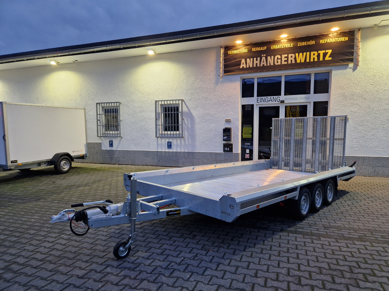 HULCO TERRAX Aluboden 469x195x27cm Heckrampe 150cm Tridem 3500kg (XXL) - Причіп для перевезення спецтехніки: фото 1 HULCO TERRAX Aluboden 469x195x27cm Heckrampe 150cm Tridem 3500kg (XXL) - Причіп для перевезення спецтехніки: фото 1