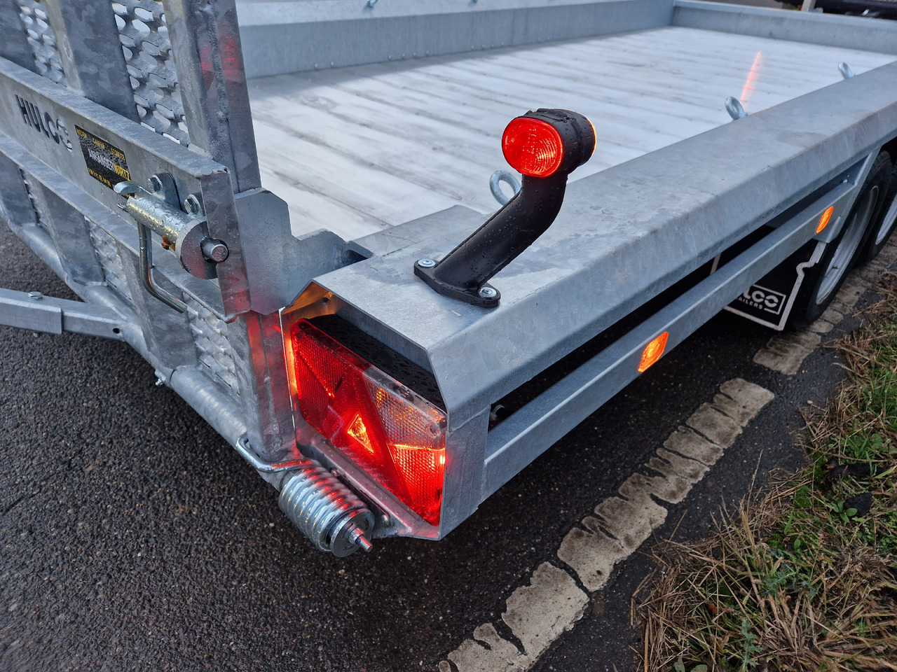 Причіп для перевезення спецтехніки HULCO TERRAX Aluboden 469x195x27cm Heckrampe 150cm Tridem 3500kg (XXL): фото 8 Причіп для перевезення спецтехніки HULCO TERRAX Aluboden 469x195x27cm Heckrampe 150cm Tridem 3500kg (XXL): фото 8