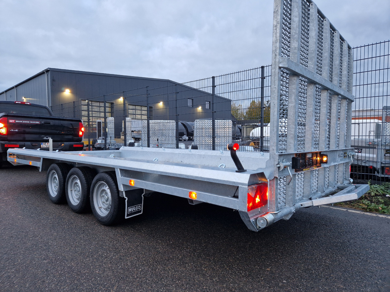 Причіп для перевезення спецтехніки HULCO TERRAX Aluboden 469x195x27cm Heckrampe 150cm Tridem 3500kg (XXL): фото 10 Причіп для перевезення спецтехніки HULCO TERRAX Aluboden 469x195x27cm Heckrampe 150cm Tridem 3500kg (XXL): фото 10