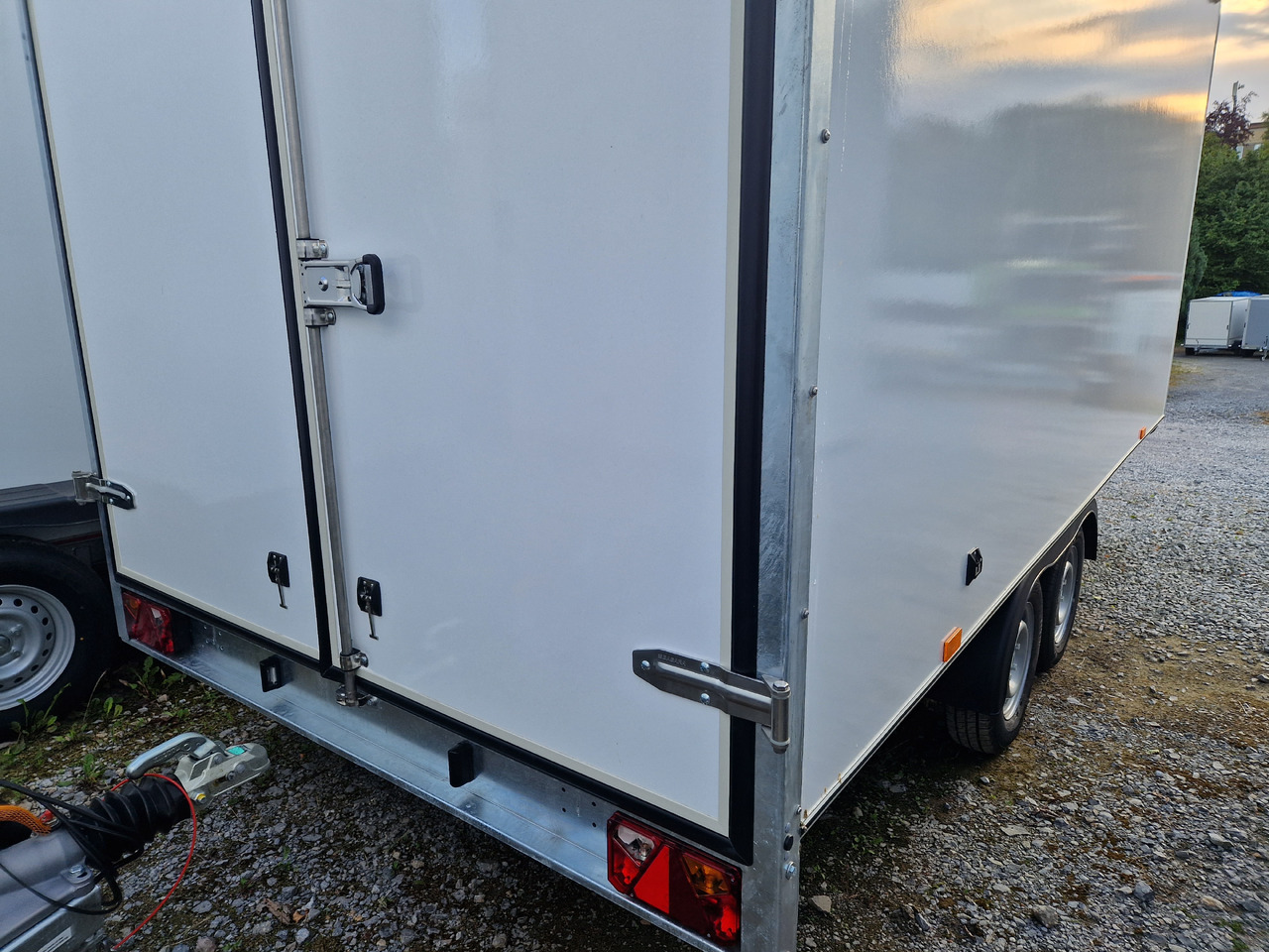 Закритий кузов причіп Hochlader Koffer TFSP 420T.00 420x200x210cm aero Zurrsystem IL 13" (XL) 100km/H 2700kg: фото 6