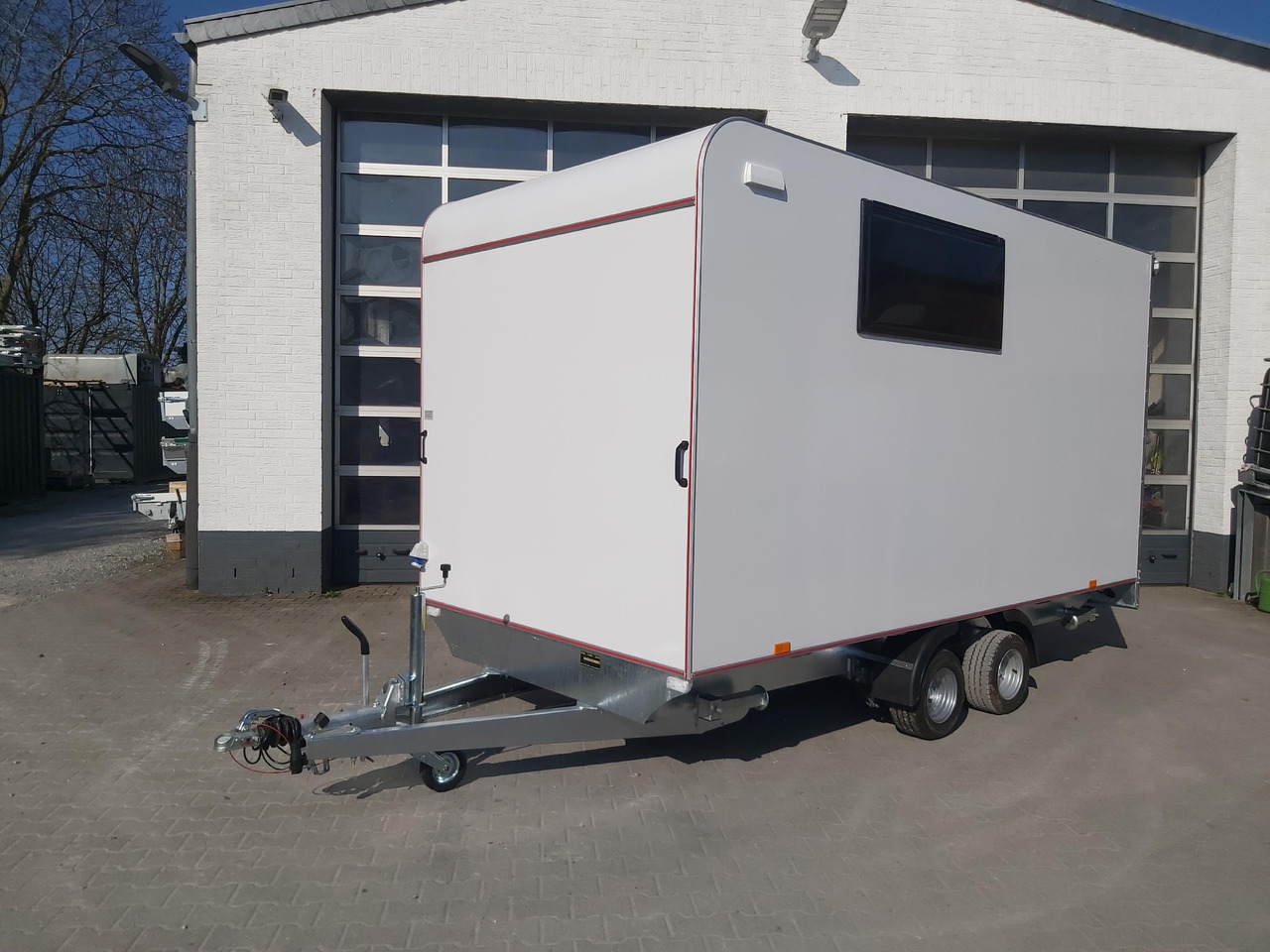 Hochlader Koffer TFSP 420T.01 420x200x210cm Heckrampe Seitentür 2 Fenster+ DL 230V IL 2700kg 100km/H - Закритий кузов причіп: фото 3 Hochlader Koffer TFSP 420T.01 420x200x210cm Heckrampe Seitentür 2 Fenster+ DL 230V IL 2700kg 100km/H - Закритий кузов причіп: фото 3