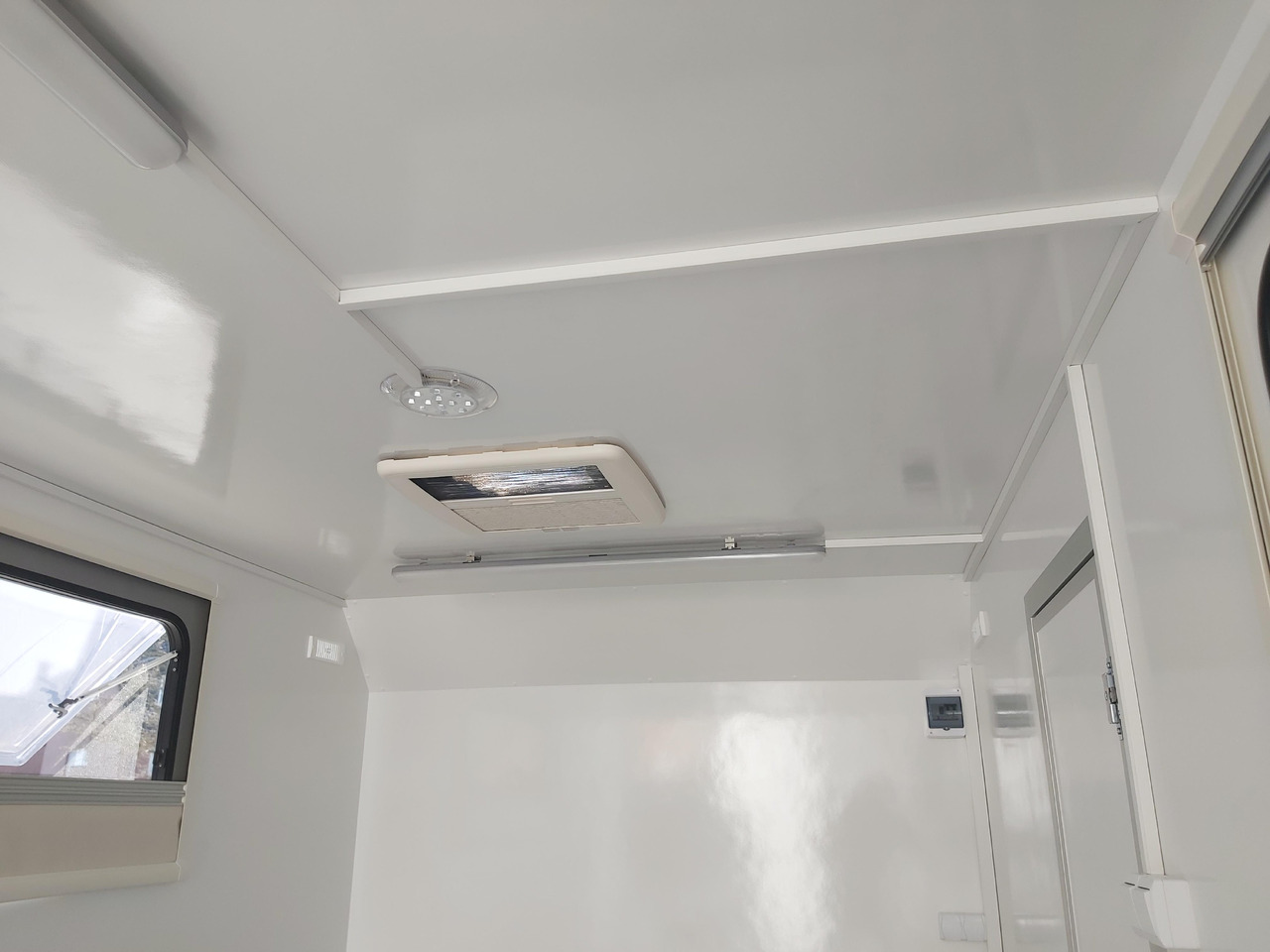 Hochlader Koffer TFSP 420T.01 420x200x210cm Heckrampe Seitentür 2 Fenster+ DL 230V IL 2700kg 100km/H в лізинг Hochlader Koffer TFSP 420T.01 420x200x210cm Heckrampe Seitentür 2 Fenster+ DL 230V IL 2700kg 100km/H: фото 7 Hochlader Koffer TFSP 420T.01 420x200x210cm Heckrampe Seitentür 2 Fenster+ DL 230V IL 2700kg 100km/H в лізинг Hochlader Koffer TFSP 420T.01 420x200x210cm Heckrampe Seitentür 2 Fenster+ DL 230V IL 2700kg 100km/H: фото 7