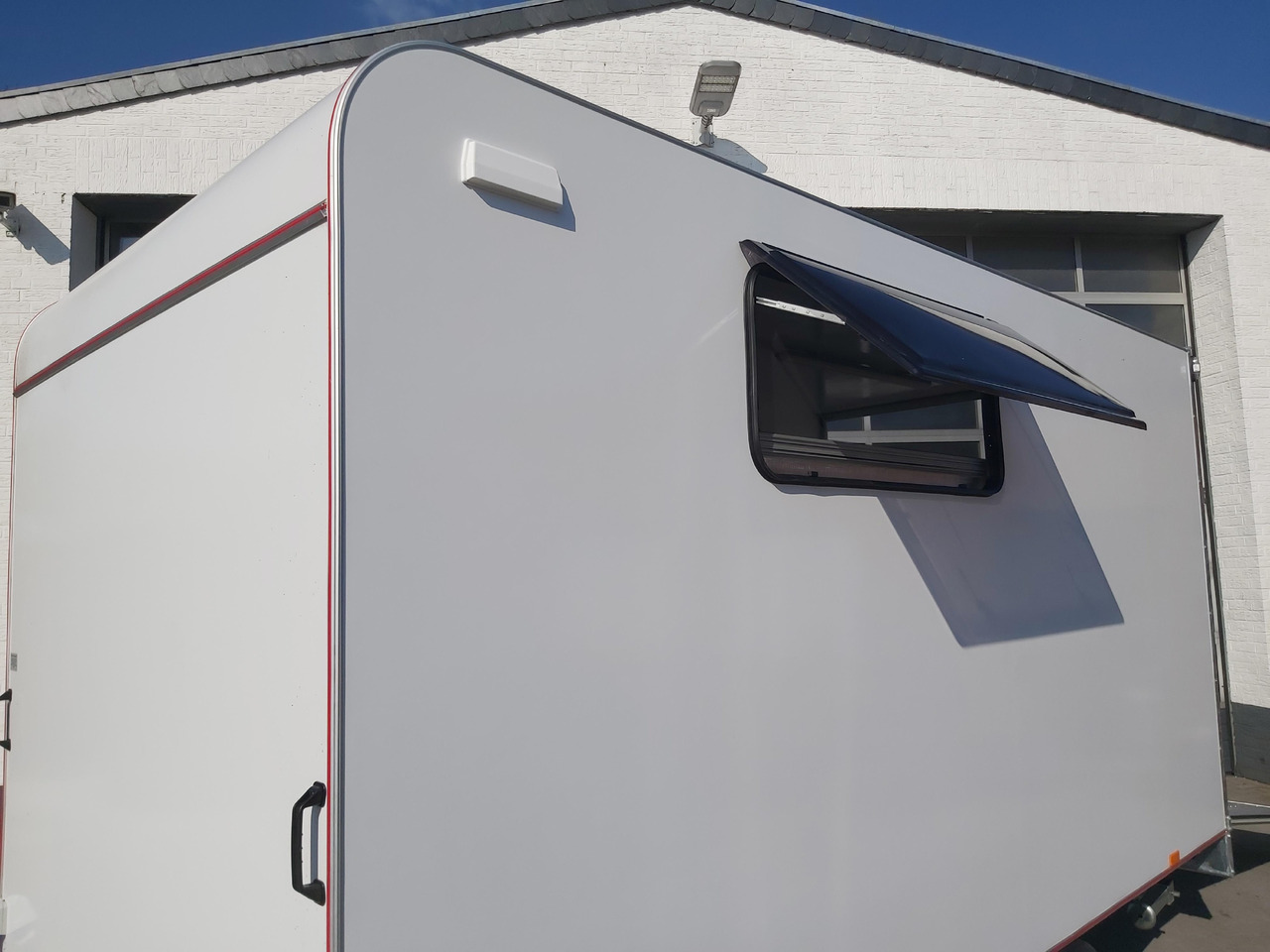 Hochlader Koffer TFSP 420T.01 420x200x210cm Heckrampe Seitentür 2 Fenster+ DL 230V IL 2700kg 100km/H - Закритий кузов причіп: фото 4 Hochlader Koffer TFSP 420T.01 420x200x210cm Heckrampe Seitentür 2 Fenster+ DL 230V IL 2700kg 100km/H - Закритий кузов причіп: фото 4