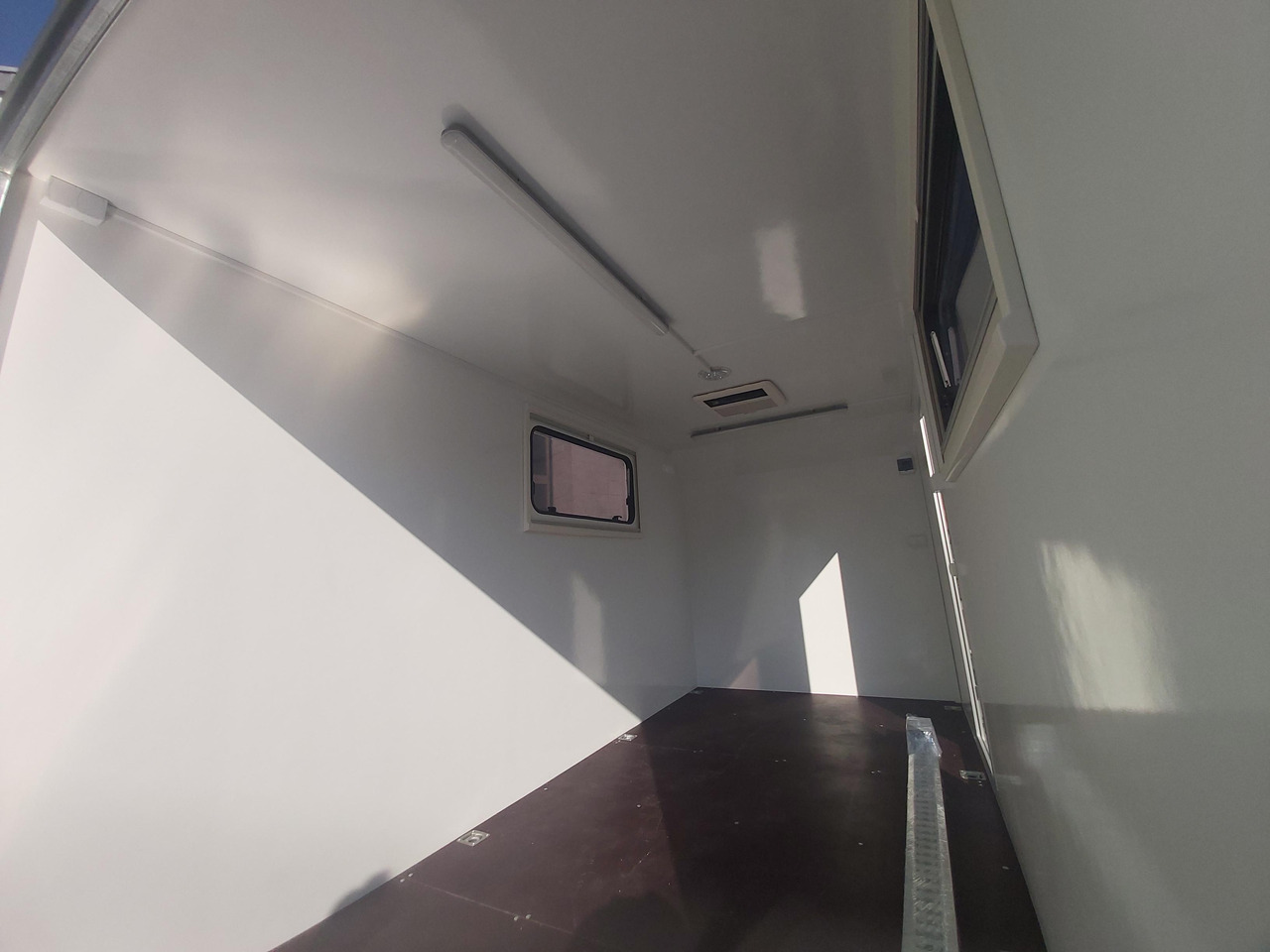 Hochlader Koffer TFSP 420T.01 420x200x210cm Heckrampe Seitentür 2 Fenster+ DL 230V IL 2700kg 100km/H в лізинг Hochlader Koffer TFSP 420T.01 420x200x210cm Heckrampe Seitentür 2 Fenster+ DL 230V IL 2700kg 100km/H: фото 11 Hochlader Koffer TFSP 420T.01 420x200x210cm Heckrampe Seitentür 2 Fenster+ DL 230V IL 2700kg 100km/H в лізинг Hochlader Koffer TFSP 420T.01 420x200x210cm Heckrampe Seitentür 2 Fenster+ DL 230V IL 2700kg 100km/H: фото 11