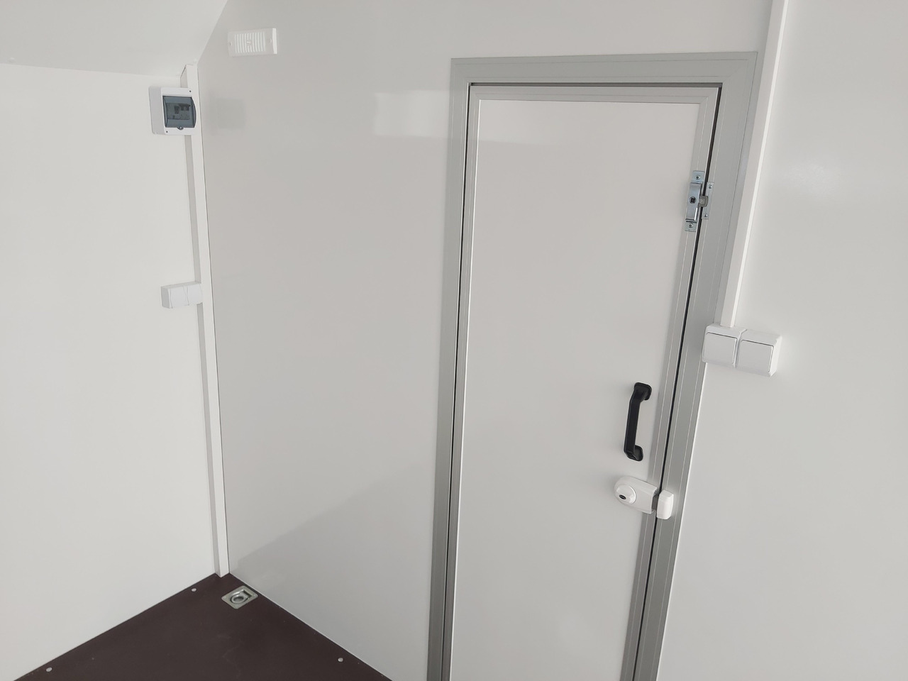 Hochlader Koffer TFSP 420T.01 420x200x210cm Heckrampe Seitentür 2 Fenster+ DL 230V IL 2700kg 100km/H в лізинг Hochlader Koffer TFSP 420T.01 420x200x210cm Heckrampe Seitentür 2 Fenster+ DL 230V IL 2700kg 100km/H: фото 6 Hochlader Koffer TFSP 420T.01 420x200x210cm Heckrampe Seitentür 2 Fenster+ DL 230V IL 2700kg 100km/H в лізинг Hochlader Koffer TFSP 420T.01 420x200x210cm Heckrampe Seitentür 2 Fenster+ DL 230V IL 2700kg 100km/H: фото 6