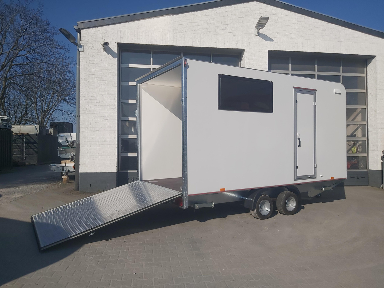 Hochlader Koffer TFSP 420T.01 420x200x210cm Heckrampe Seitentür 2 Fenster+ DL 230V IL 2700kg 100km/H - Закритий кузов причіп: фото 1 Hochlader Koffer TFSP 420T.01 420x200x210cm Heckrampe Seitentür 2 Fenster+ DL 230V IL 2700kg 100km/H - Закритий кузов причіп: фото 1