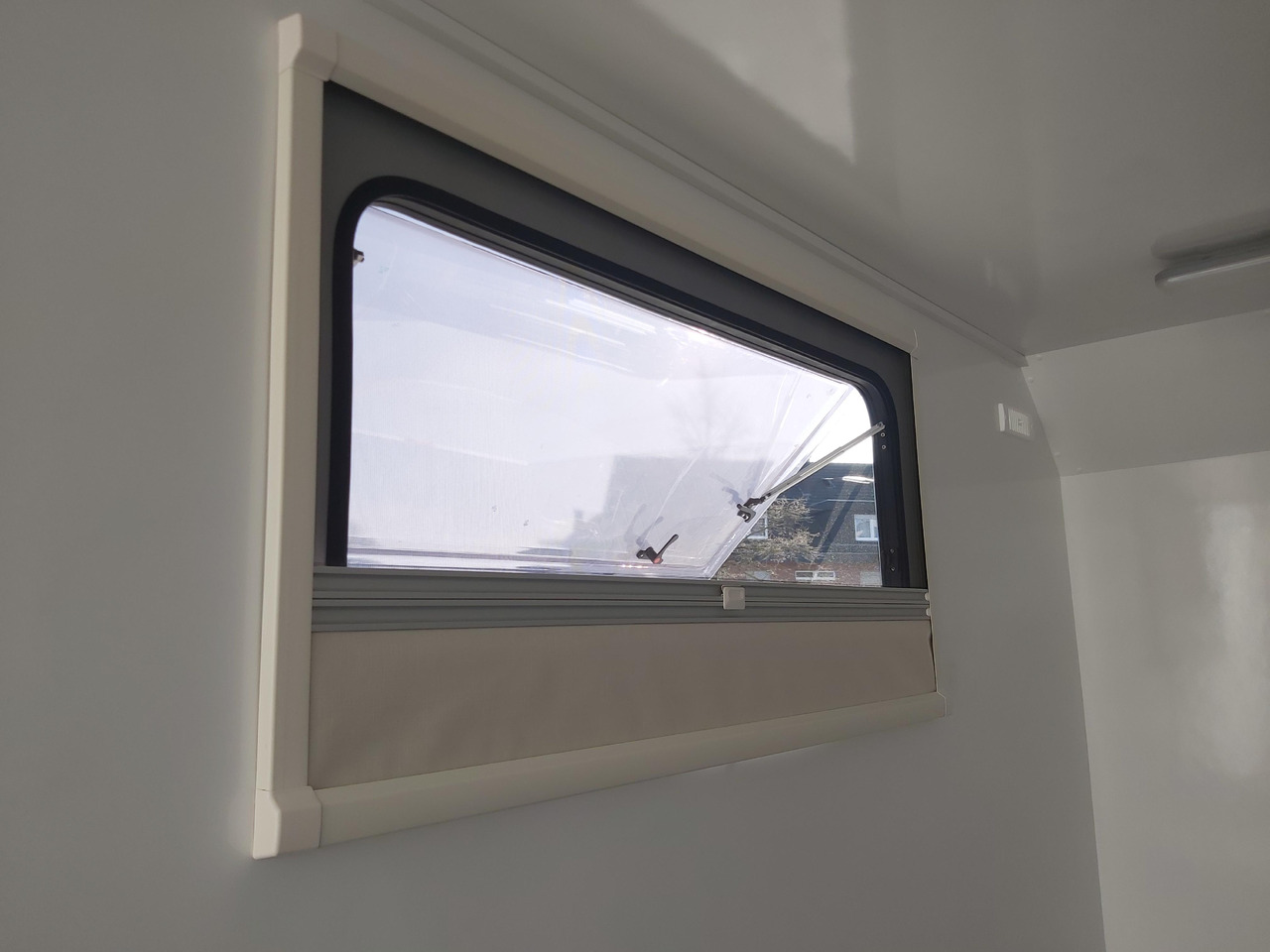 Hochlader Koffer TFSP 420T.01 420x200x210cm Heckrampe Seitentür 2 Fenster+ DL 230V IL 2700kg 100km/H - Закритий кузов причіп: фото 5 Hochlader Koffer TFSP 420T.01 420x200x210cm Heckrampe Seitentür 2 Fenster+ DL 230V IL 2700kg 100km/H - Закритий кузов причіп: фото 5