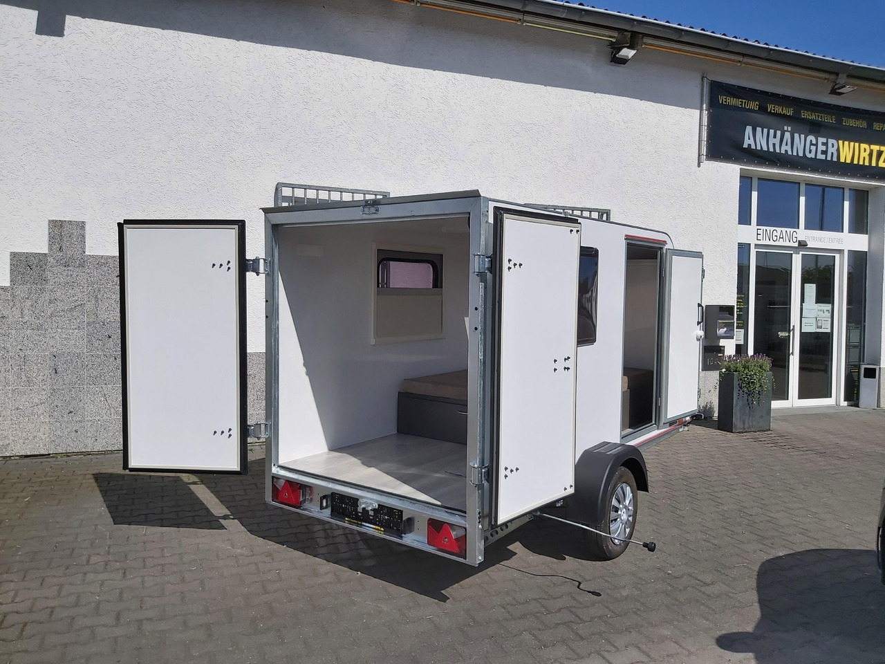 Kargo Camp TFS S Midi 320x150x150cm aero LUX Bett Fenster Seitentür Dachluke Strom 750kg Bremse 2024 - Причіп дача: фото 5 Kargo Camp TFS S Midi 320x150x150cm aero LUX Bett Fenster Seitentür Dachluke Strom 750kg Bremse 2024 - Причіп дача: фото 5