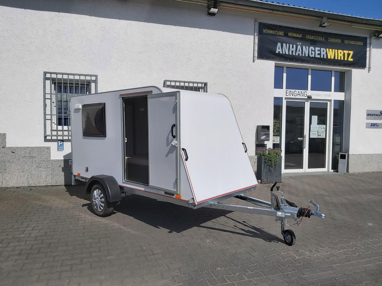 Kargo Camp TFS S Midi 320x150x150cm aero LUX Bett Fenster Seitentür Dachluke Strom 750kg Bremse 2024 - Причіп дача: фото 1 Kargo Camp TFS S Midi 320x150x150cm aero LUX Bett Fenster Seitentür Dachluke Strom 750kg Bremse 2024 - Причіп дача: фото 1