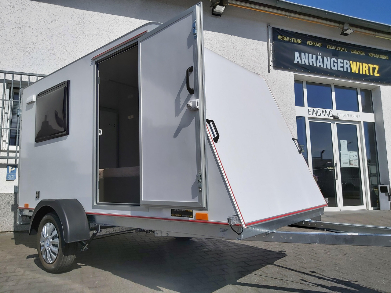 Kargo Camp TFS S Midi 320x150x150cm aero LUX Bett Fenster Seitentür Dachluke Strom 750kg Bremse 2024 - Причіп дача: фото 2 Kargo Camp TFS S Midi 320x150x150cm aero LUX Bett Fenster Seitentür Dachluke Strom 750kg Bremse 2024 - Причіп дача: фото 2