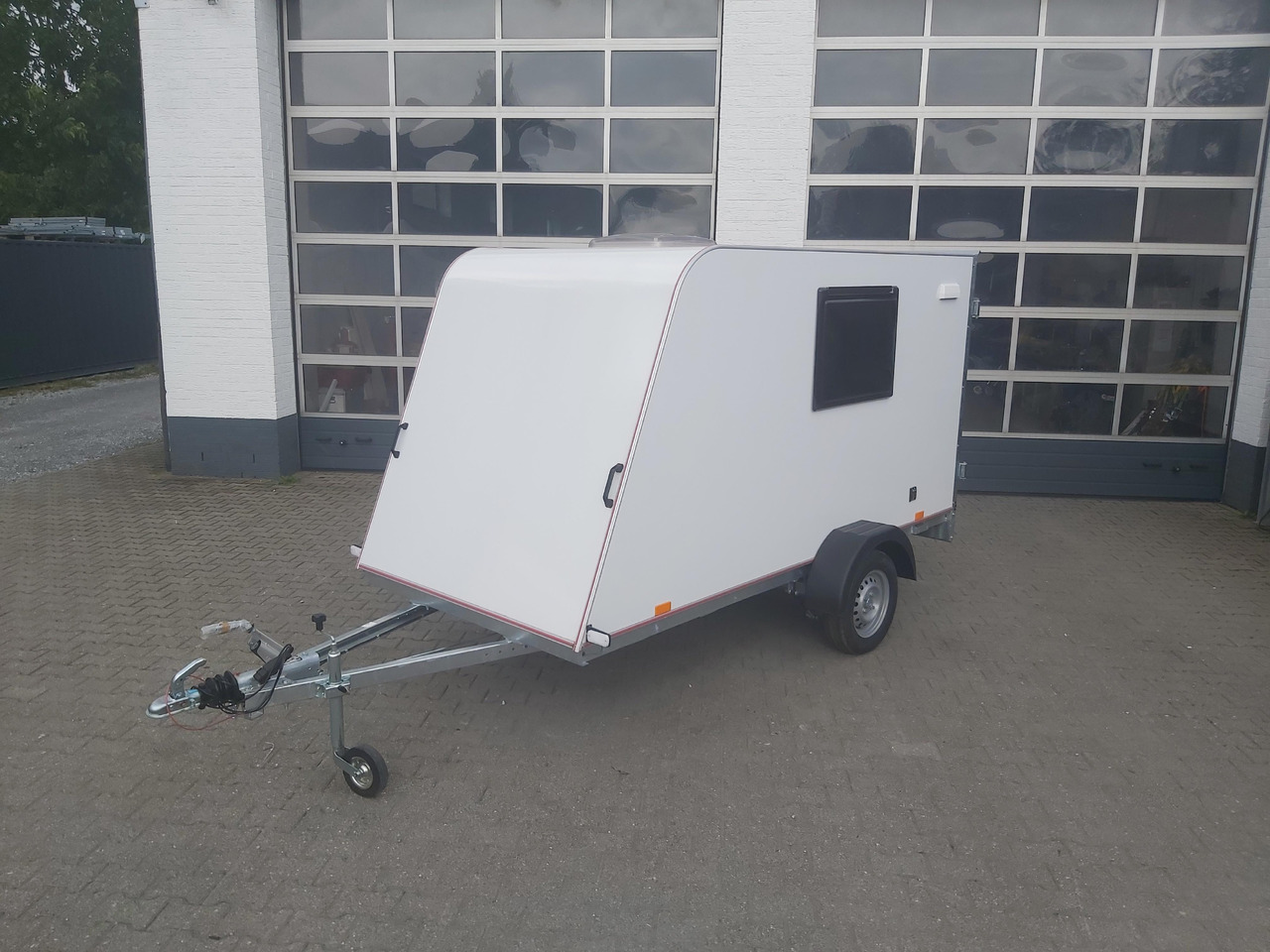 Kargo Camp TFS S Midi 320x150x150cm aero Seitentür Fenster Strom 230V (S) 750kg gebremst Modell 22 - Причіп дача: фото 5 Kargo Camp TFS S Midi 320x150x150cm aero Seitentür Fenster Strom 230V (S) 750kg gebremst Modell 22 - Причіп дача: фото 5