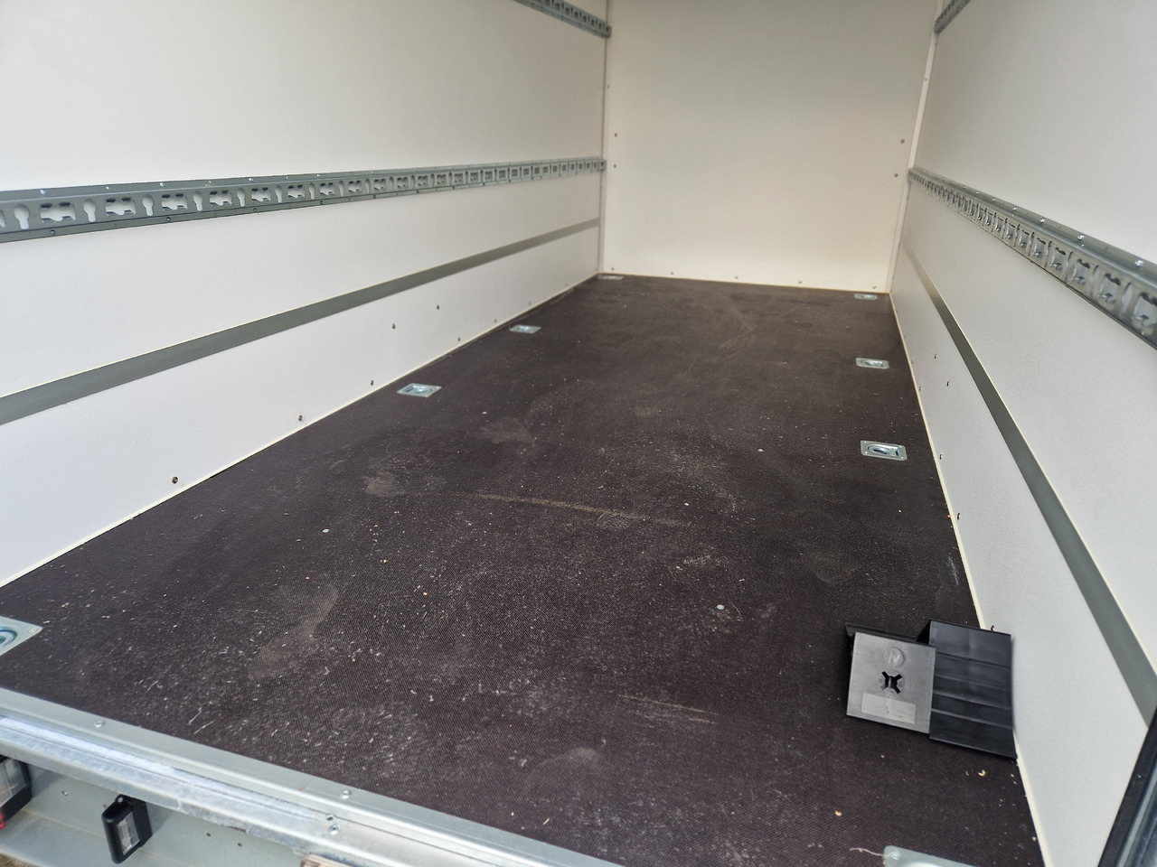 Kargo F1336HD 358x146x180cm Zurrsystem (L) 1300kg 100km/H Modell 2025 в лізинг Kargo F1336HD 358x146x180cm Zurrsystem (L) 1300kg 100km/H Modell 2025: фото 16