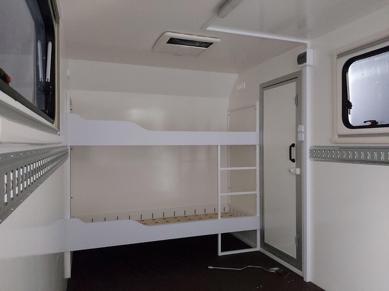 Koffer Sport Camp TFS 360.01 360x200x210cm aero Seitentür Heckrampe Fenster Bett (L) 100kmH 1300kg - Причіп дача: фото 5 Koffer Sport Camp TFS 360.01 360x200x210cm aero Seitentür Heckrampe Fenster Bett (L) 100kmH 1300kg - Причіп дача: фото 5