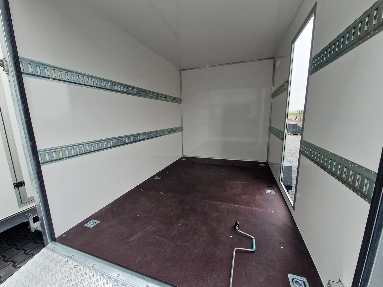Koffer Sport Camp TFS 550.01 550x200x210cm Laderaum ST & Wohnabteil 2700kg - Причіп дача: фото 5 Koffer Sport Camp TFS 550.01 550x200x210cm Laderaum ST & Wohnabteil 2700kg - Причіп дача: фото 5